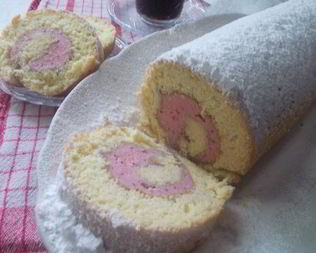 Рулет с клубничным муссом