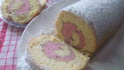 Рулет с клубничным муссом