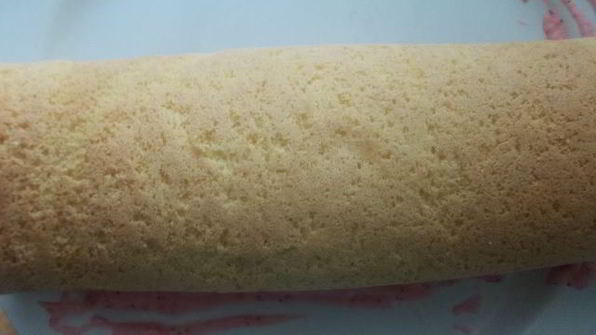 рулет с клубничным муссом