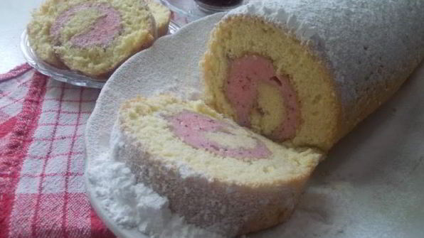 рулет с клубничным муссом