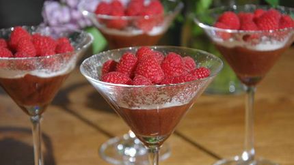 Шоколадный мусс с малиной