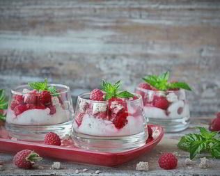 Сливочный мусс с малиной и лимонными отрубями