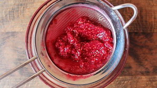 сливочный мусс с малиной и лимонными отрубями