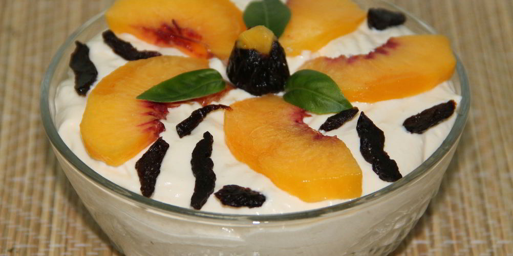 Рецепт творожного мусса с персиком и черносливом