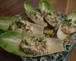 Закуска из цикория с куриным муссом и тархуном