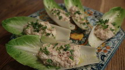 Закуска из цикория с куриным муссом и тархуном