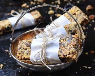 Овсяный десерт с орехами и черносливом