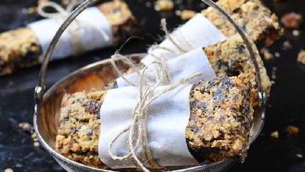 Овсяный десерт с орехами и черносливом