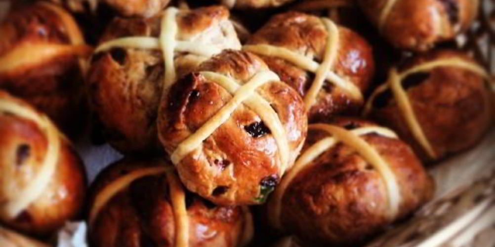 Рецепт английских пасхальных булочек