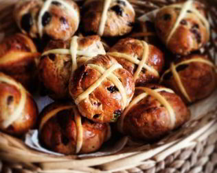 Английские пасхальные булочки