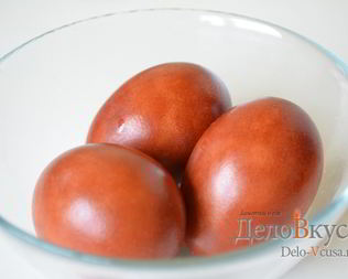 Красим пасхальные яйца в цвет охра в луковой шелухе