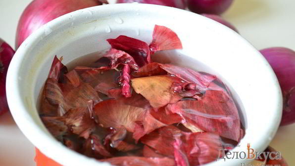 красим пасхальные яйца в цвет охра в луковой шелухе