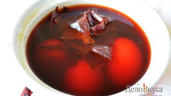 красим пасхальные яйца в цвет охра в луковой шелухе