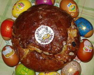 Кулич с цукатами, изюмом и орехами