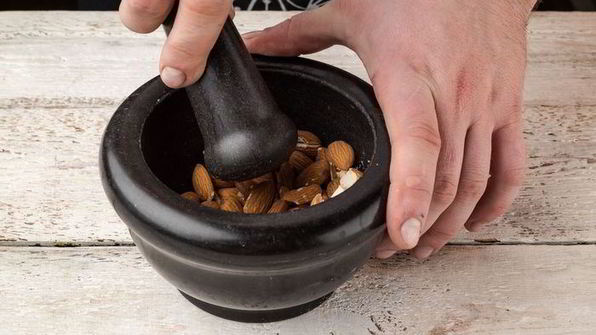 пасхальный кулич с миндалем и изюмом