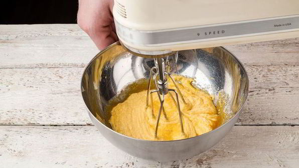 пасхальный кулич с миндалем и изюмом