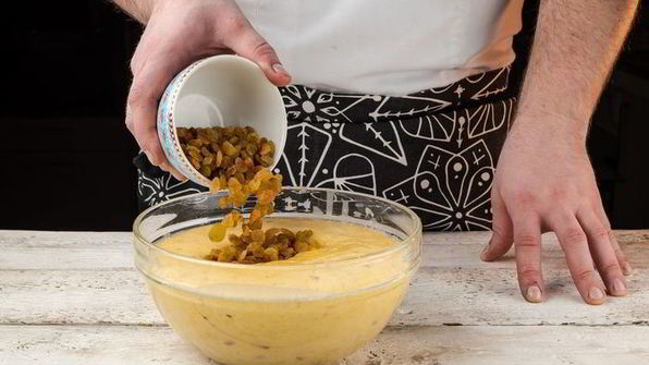 пасхальный кулич с миндалем и изюмом