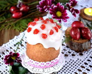 Пасхальный кулич с вишней