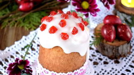 Пасхальный кулич с вишней