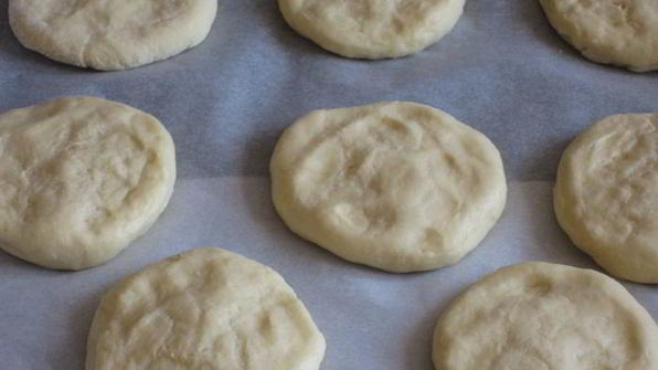 пасхальные творожные булочки с заварным кремом и абрикосами