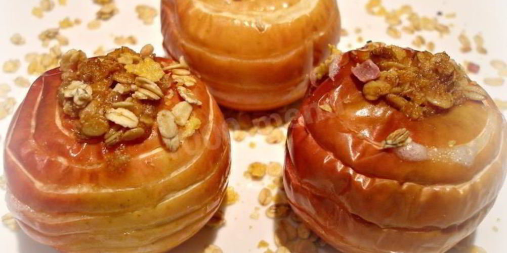 Рецепт печеных яблок в духовке с мюсли