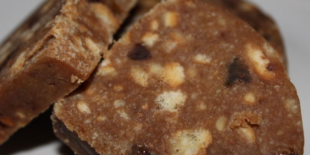 Рецепт шоколадной колбасы с изюмом и орехами