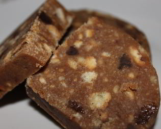 Шоколадная колбаса с изюмом и орехами