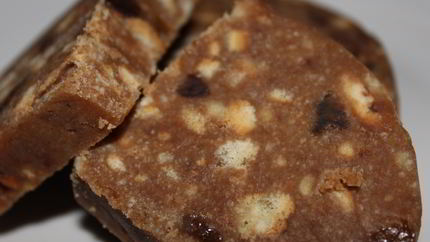 Шоколадная колбаса с изюмом и орехами