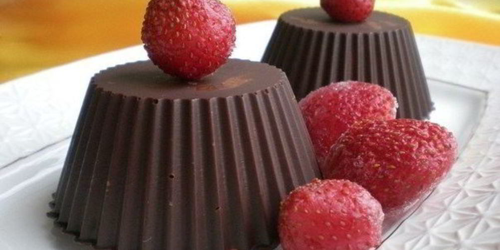 Рецепт шоколадных корзинок с клубникой и сливками