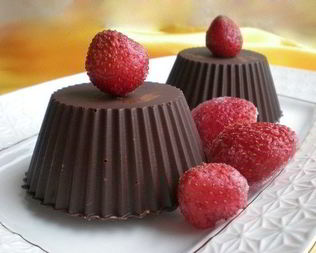 Шоколадные корзинки с клубникой и сливками