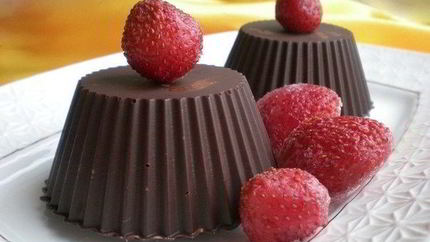 Шоколадные корзинки с клубникой и сливками