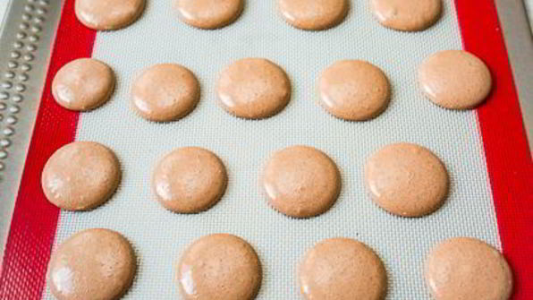 шоколадные макарон с ромовым ганашем