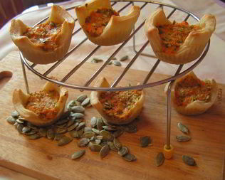 Корзиночки с морковным суфле, вешенками и тыквенными семечками