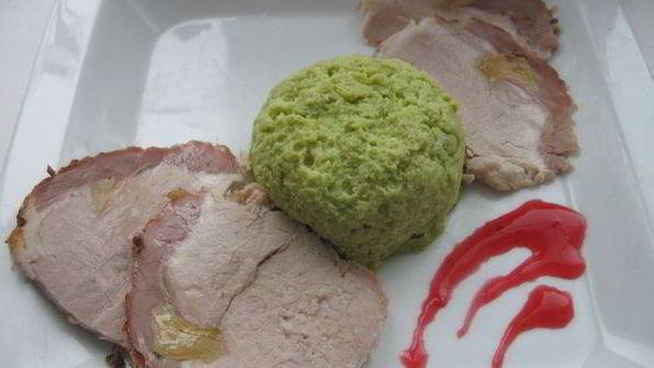 запеченная свинина с суфле из зеленого горошка бабочки прилетели