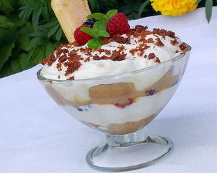 Десерт в стиле Тирамису с малиной и ежевикой