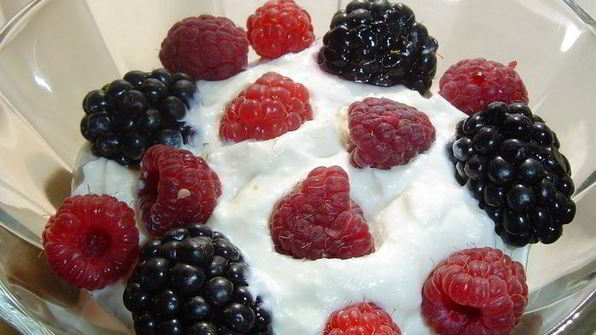 десерт в стиле тирамису с малиной и ежевикой