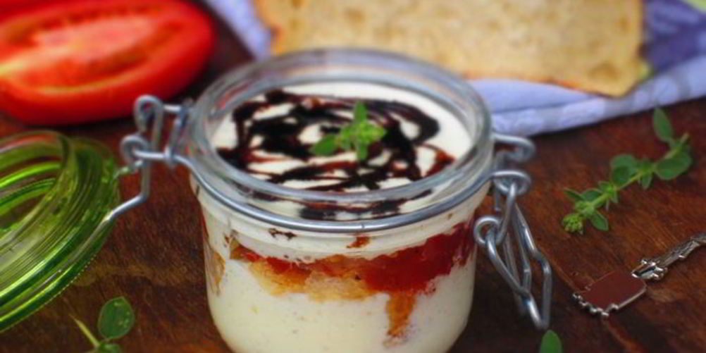 Рецепт мини-тирамису с томатным чатни и бальзамическим сиропом