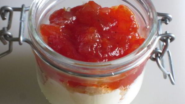 мини-тирамису с томатным чатни и бальзамическим сиропом