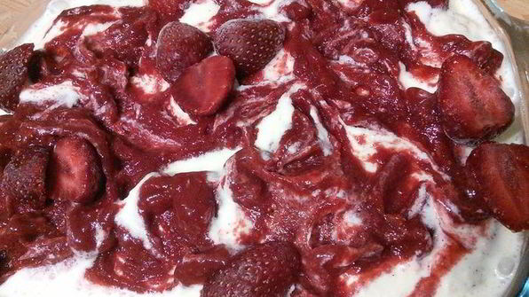 ванильно-клубничное мороженое тирамису