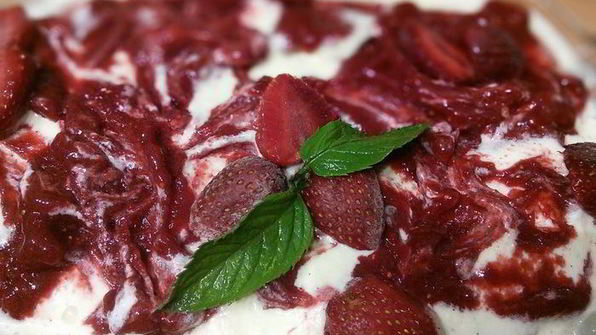 ванильно-клубничное мороженое тирамису