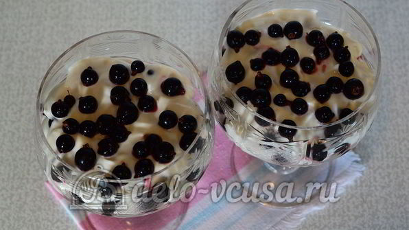творожный десерт с черной смородиной