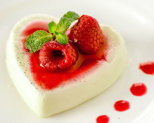 Ванильная панна-котта с малиновым соусом