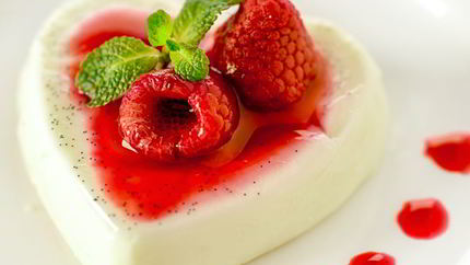 Ванильная панна-котта с малиновым соусом