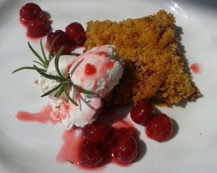 Вишневый крамбль