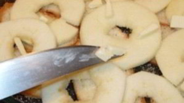 яблоки, запеченные с черствым хлебом