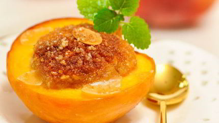 Запеченные персики, фаршированные миндалем