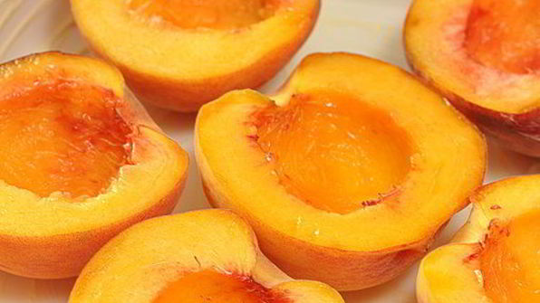 запеченные персики, фаршированные миндалем