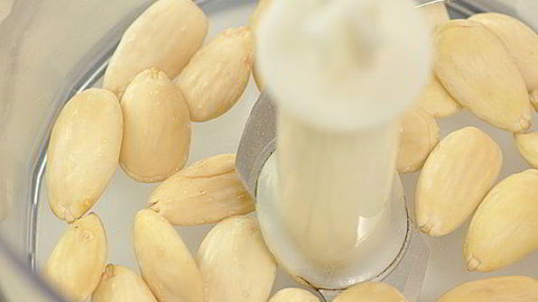 запеченные персики, фаршированные миндалем