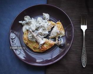 Драники со сметано-грибным соусом