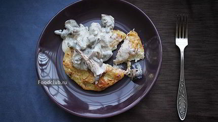 Драники со сметано-грибным соусом